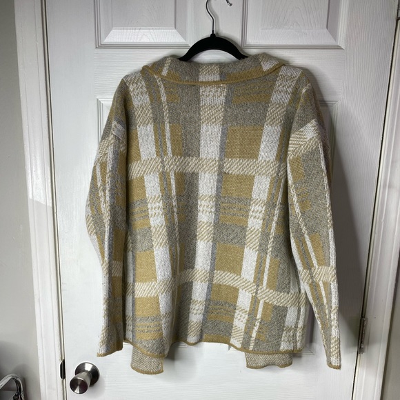 A cute lightweight knit cardigan jacket for those perfect windy days - Picture 2 of 4
